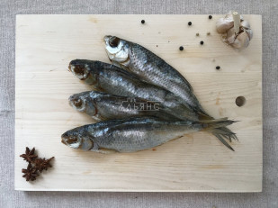 Арахис со вкусом сметаны и зелени: Вобла вяленая астраханская средняя